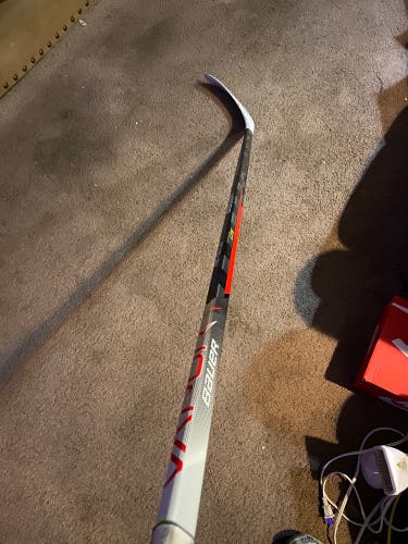 Used Right Handed P28 Vapor Hyperlite Hockey Stick