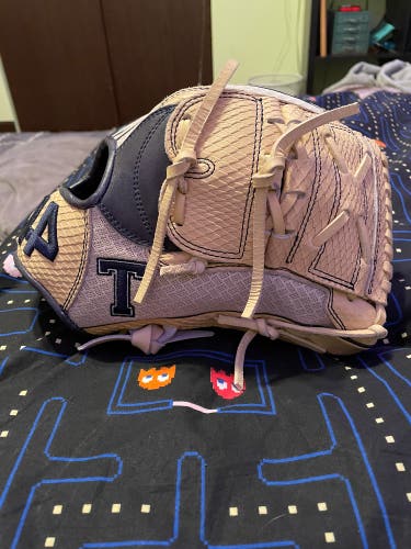 $190 OBO New Pitcher's 11.75" Signiture Series Baseball Glove