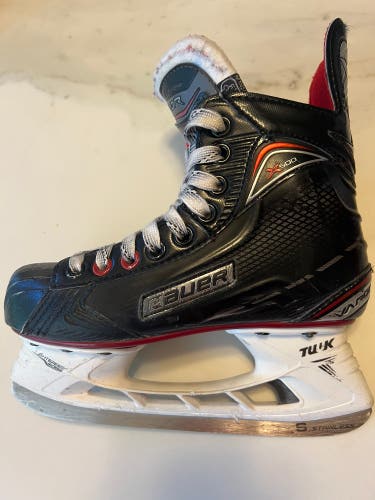 Intermediate Bauer Regular Width Size 2.5 Vapor X500 Hockey Skates