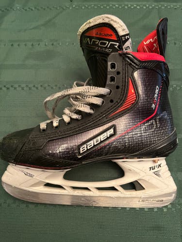Intermediate Used Bauer Vapor 3X Pro Hockey Skates Regular Width Size 5