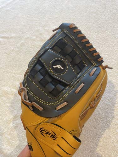 Brand New Franklin RHT size 12.5” Baseball Glove