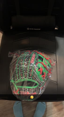 BRAND NEW WILSON 2023 UGLY HOLIDAY SWEATER A2000® 1786 11.5” BASEBALL GLOVE