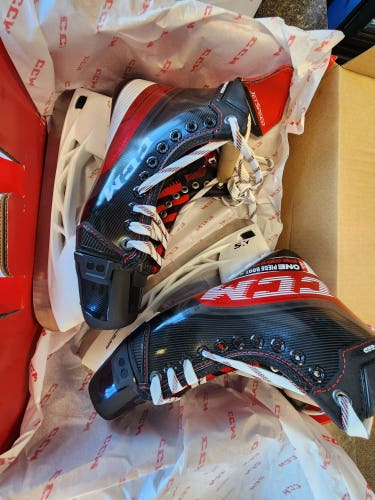 New Senior 9.5 Regular CCM JetSpeed FT4 Hockey Skates