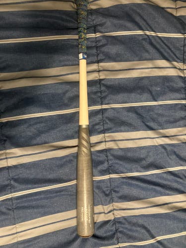 Marucci AM22 33 Inch 30 Ounce Wood Bat
