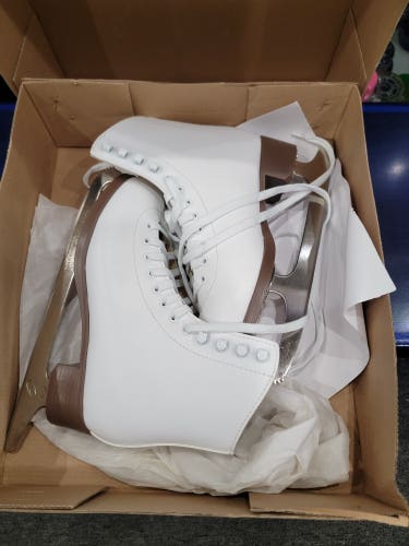 New Jackson GSU 120 Figure Skates Size 4