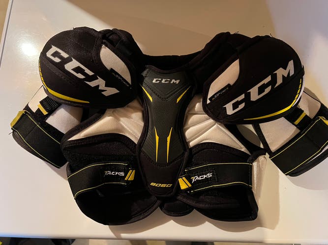 Junior Medium CCM Tacks 9060 Shoulder Pads