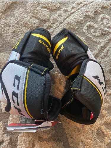 Small CCM Tacks 9060 Elbow Pads