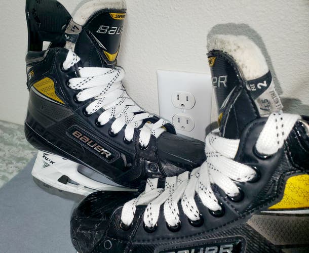 Junior Bauer Supreme Skates 3S Pro Size 4.5 Fit 2