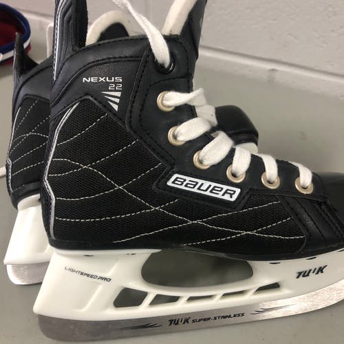 Nearly NEW Bauer Nexus Youth size 13 hockey skates
