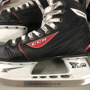 Nearly NEW CCM RBZ 40 size 4 hockey skates