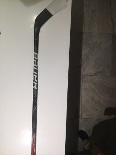Senior Right Handed P28M Vapor FlyLite Hockey Stick