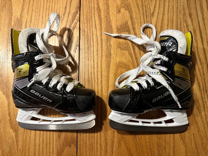 Used Bauer Regular Width  Size 8 Supreme 3S Hockey Skates