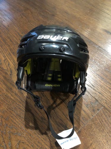 New Medium Bauer Re-Akt Helmet   HECC THE END OF 10- 2023