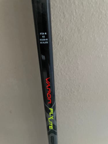 Pro Stock New Right Handed P28 Vapor FlyLite Hockey Stick