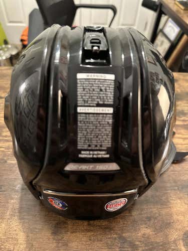 New Medium Bauer Re-Akt 150 Helmet