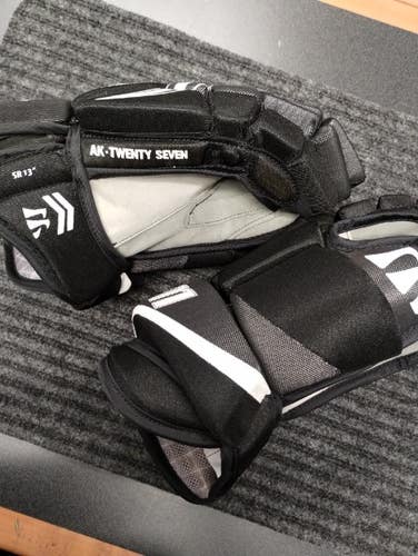 New Warrior AK 27 Gloves 13" Pro Stock