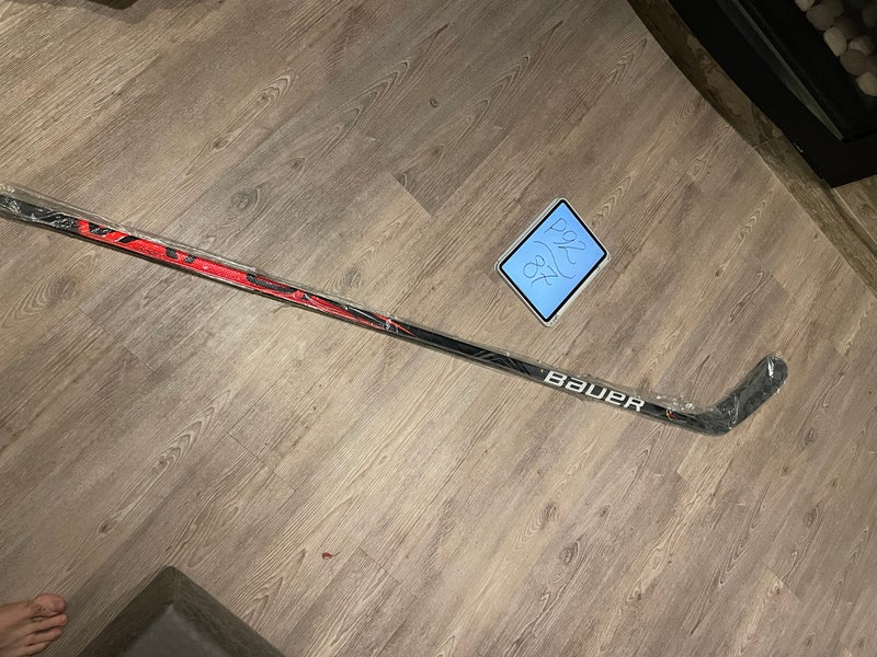 Senior Left Hand P92M Pro Stock Vapor FlyLite Hockey Stick