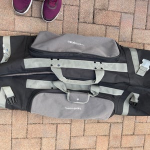 Golf travel bag by Samsonite with wheels