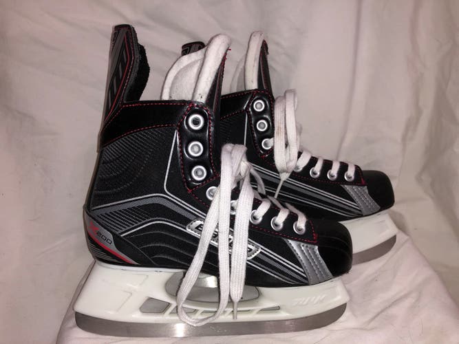 New Bauer Regular Width  Size 3 Vapor X200 Hockey Skates