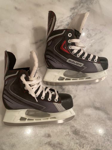 Youth Used Bauer Vapor x30 Hockey Skates Regular Width Size 4