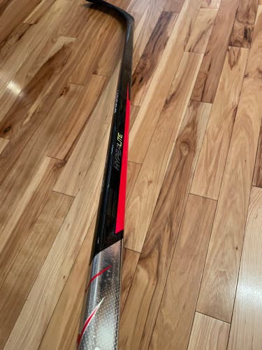 Senior Right Handed P28 Pro Stock Vapor Hyperlite Hockey Stick