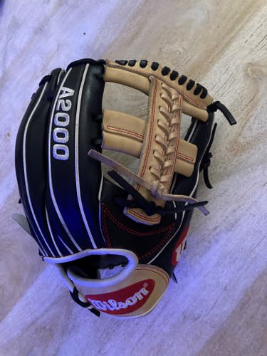 Used Right Hand Throw Wilson A2000 1786 Baseball Glove 11.75"