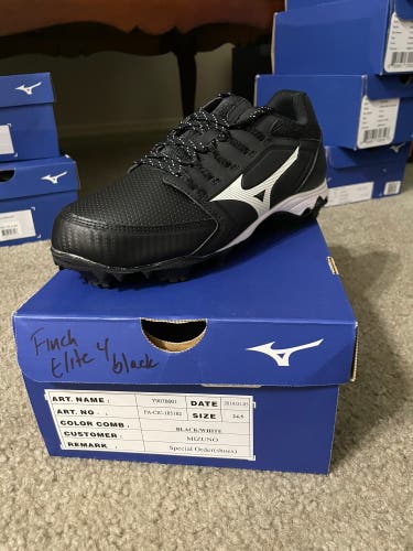 Black Women's Molded Cleats Mizuno Cleats