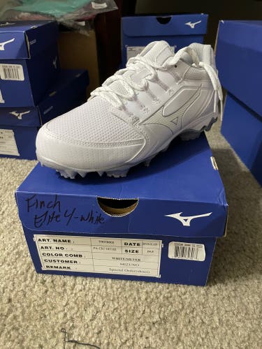 White Women's Molded Mizuno Jennie Finch Cleats