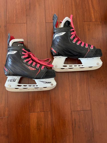 Youth CCM Regular Width  Size 1.5 RBZ 70 Hockey Skates