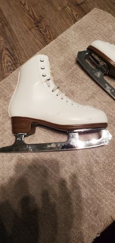 Used Jackson Mark II Figure Skates Size 8.5