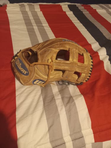Used Wilson Right Hand Throw Infield A2000 Baseball Glove 11.75"