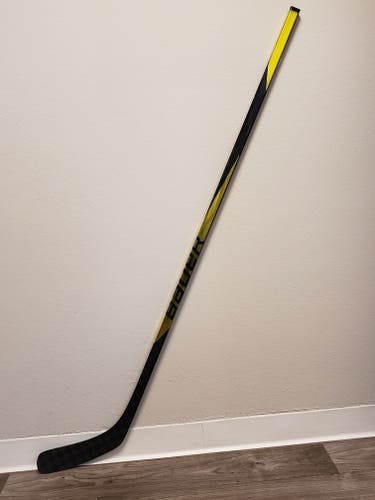 Intermediate New Right Handed Bauer PRO CUSTOM Hockey Stick, Mid Kick, Mid/Heel P89 Pattern