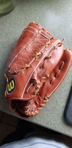 Used Wilson Right Hand Throw Outfield A2000 Baseball Glove 12.5"