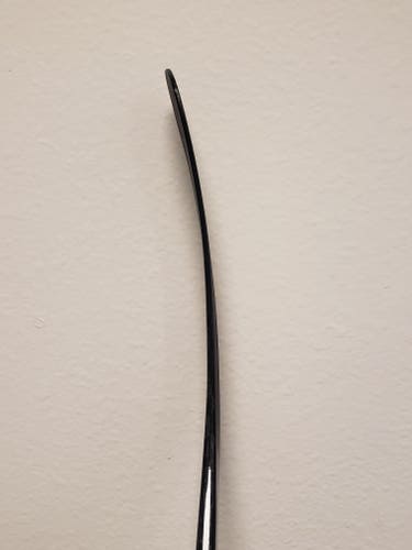Senior New Right Handed Bauer PRO CUSTOM Hockey Stick, Mid kick, Mid/Heel P89 Pattern
