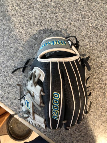 Used Right Hand Throw 11.5" A2000 Baseball Glove