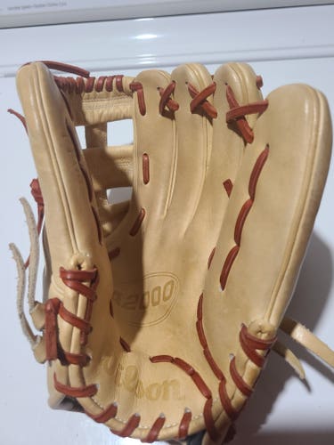 Used Right Hand Throw Wilson Infield A2000 Baseball Glove 11.5"
