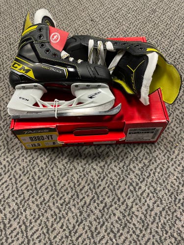 CCM 9390 Youth size 13.5 regular width skate