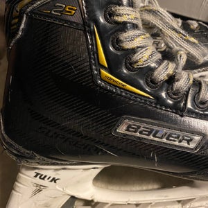 Junior Used Bauer Supreme 2S Hockey Skates Regular Width Size 5.5