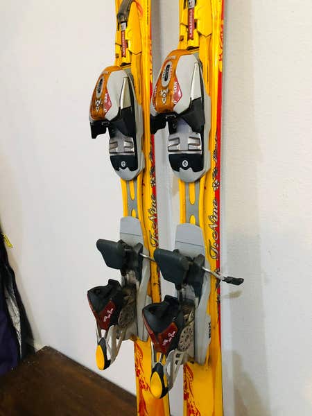 K2スキー　153cm K2 Burnin' Luv Women's Downhill Skis 153 cm. Marker Bindings