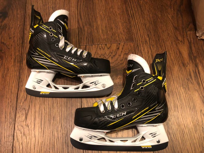 Junior New CCM Super Tacks Hockey Skates Extra Wide Width Size 4.5