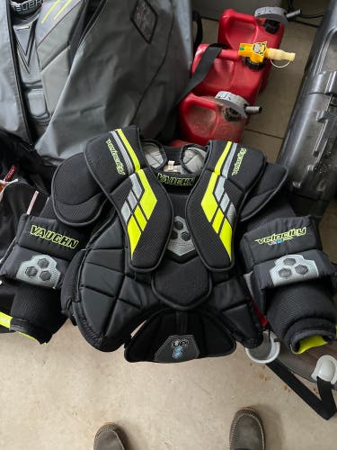 Used Medium Vaughn  VE8 Pro Carbon Goalie Chest Protector