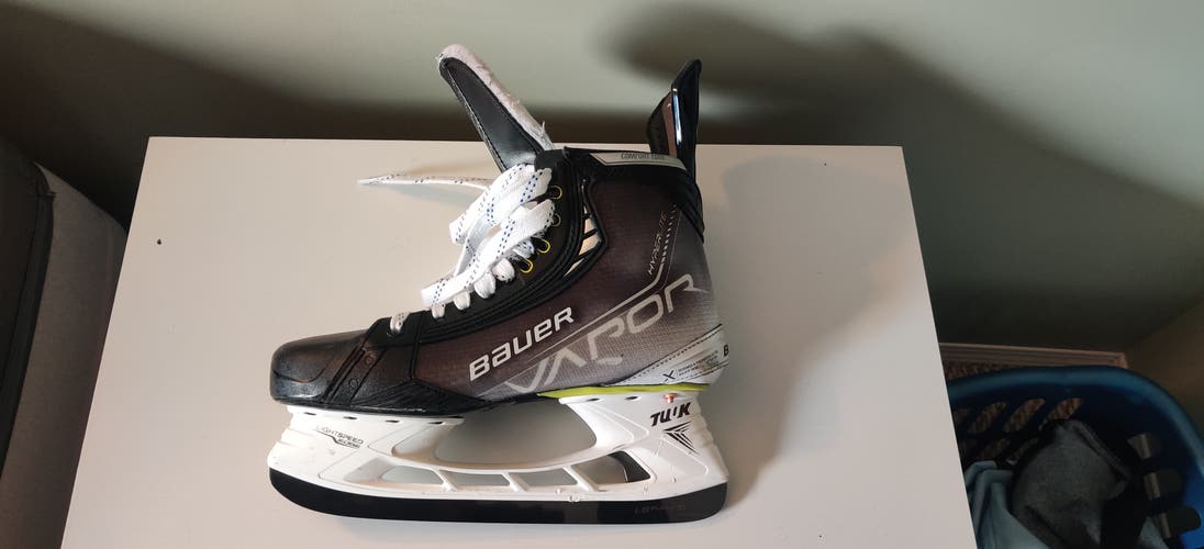 9.5 Fit 2 Bauer Hyperlite Senior Used Hockey Skates