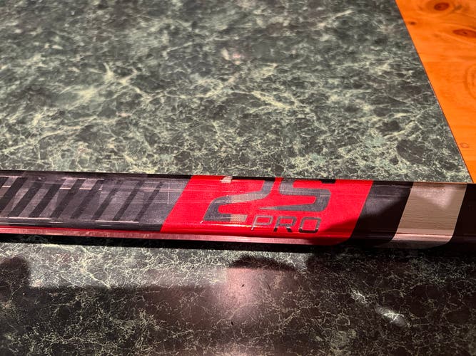Senior Right Handed P28 Pro Stock Supreme 2S Pro Hockey Stick