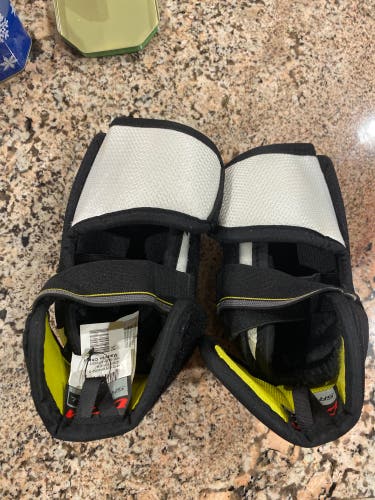 New Small CCM Tacks 2052 Elbow Pads