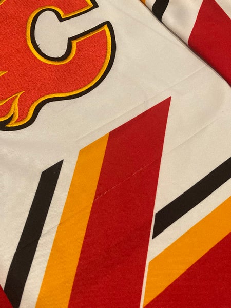 CCM Maska Calgary Flames ST.LOUIS Home Pedestal Jersey LARGE **SEE
