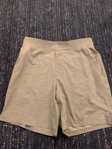 Men's Lululemon Shorts - Medium (Gray)(Used)