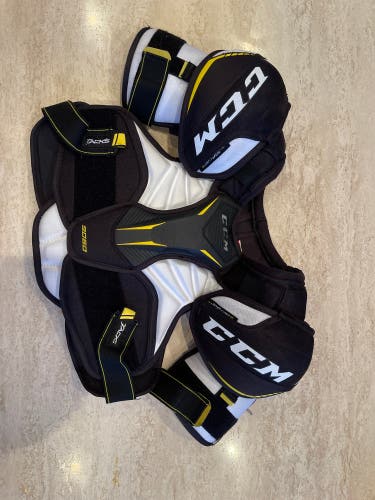 Junior Large CCM Tacks 9060 Shoulder Pads