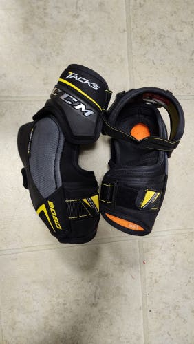 Used Medium CCM Tacks 9080 Elbow Pads