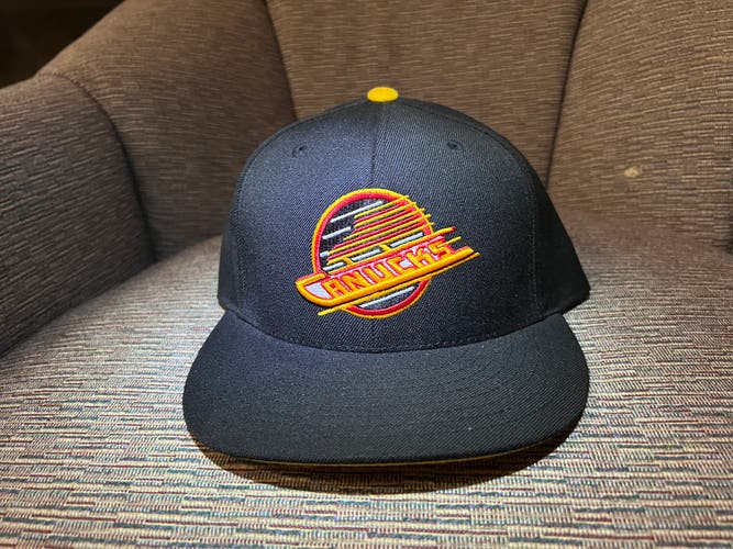 Vancouver Canucks 7 3/8 Mitchell & Ness Vintage fitted