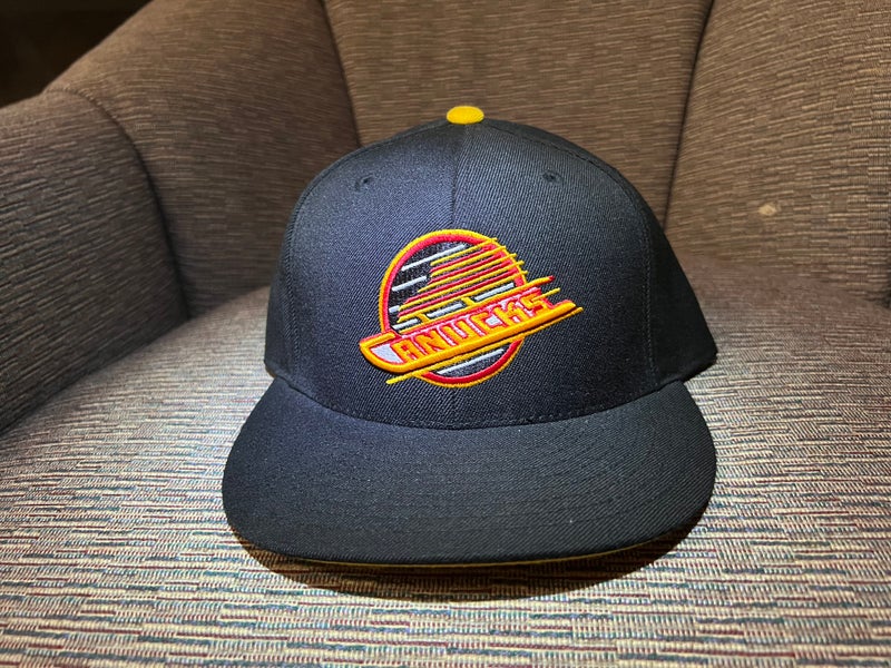 Vancouver Canucks 7 3/8 Vintage Fitted Mitchell and Ness